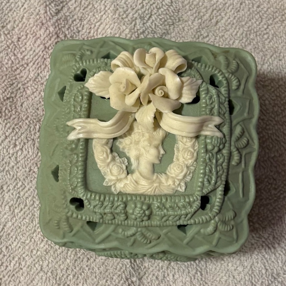 Elegant Green and Cream Ceramic Box - Picture 5 of 8
